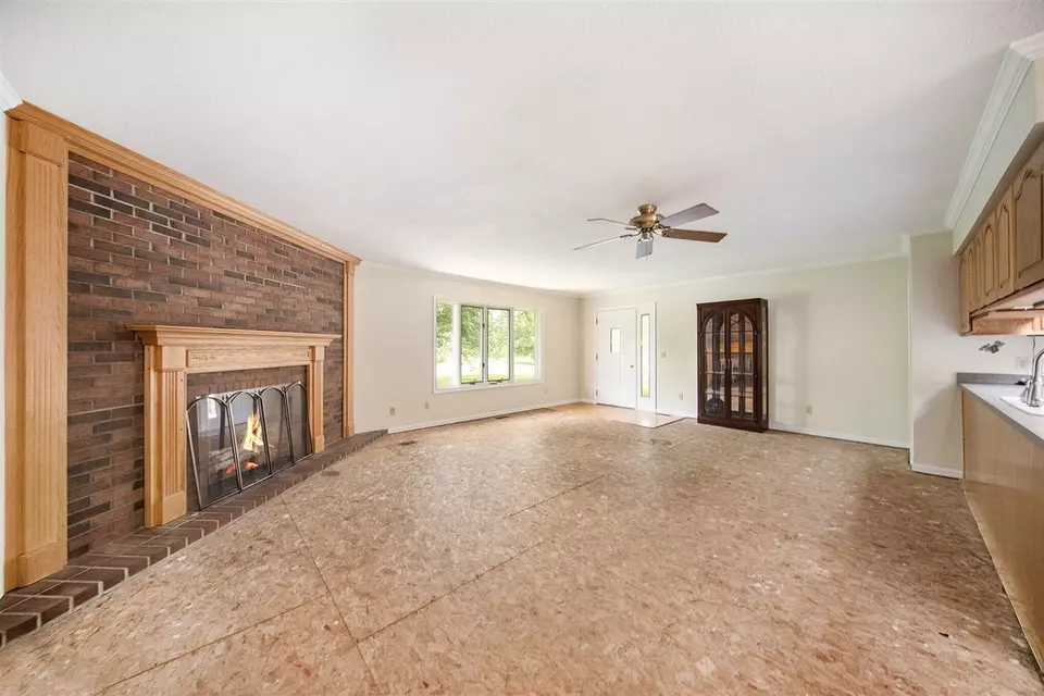 Living - 6990 Kennedy, Munith, MI 49259 photo 2 of 6