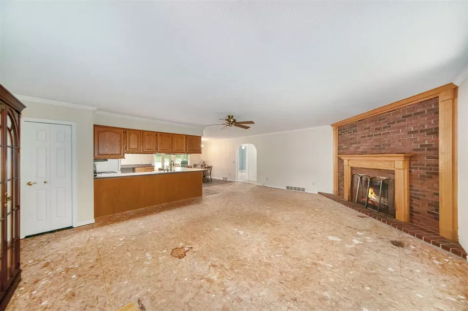 Living - 6990 Kennedy, Munith, MI 49259 photo 3 of 6