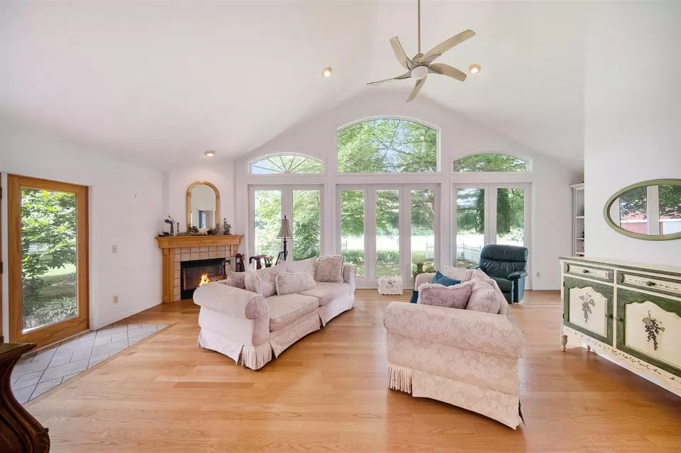 Living - 6990 Kennedy, Munith, MI 49259 photo 6 of 6
