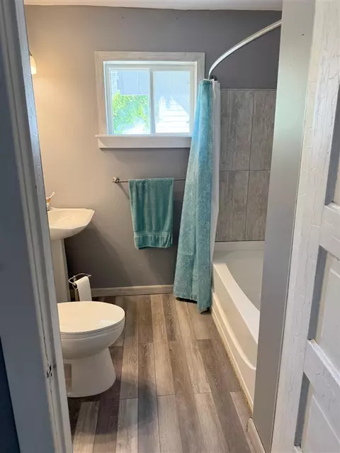 Bath - 423 E Pr, Vicksburg, MI 49097 photo 2 of 3