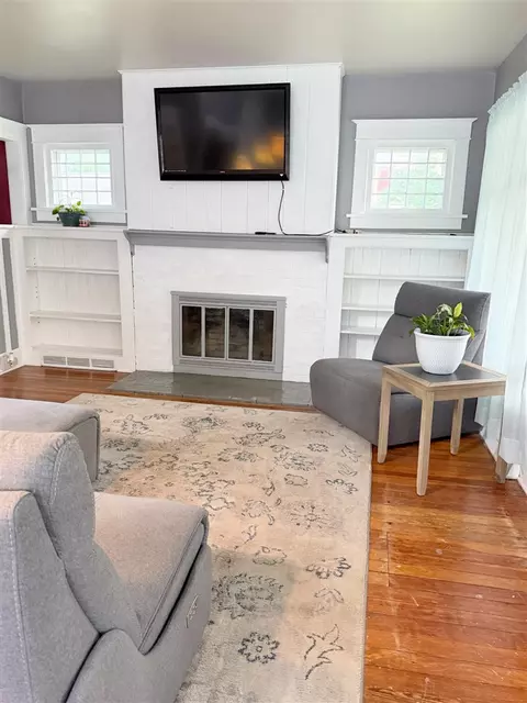 Living - 423 E Pr, Vicksburg, MI 49097 photo 3 of 5