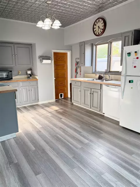 Kitchen - 423 E Pr, Vicksburg, MI 49097 photo 1 of 3