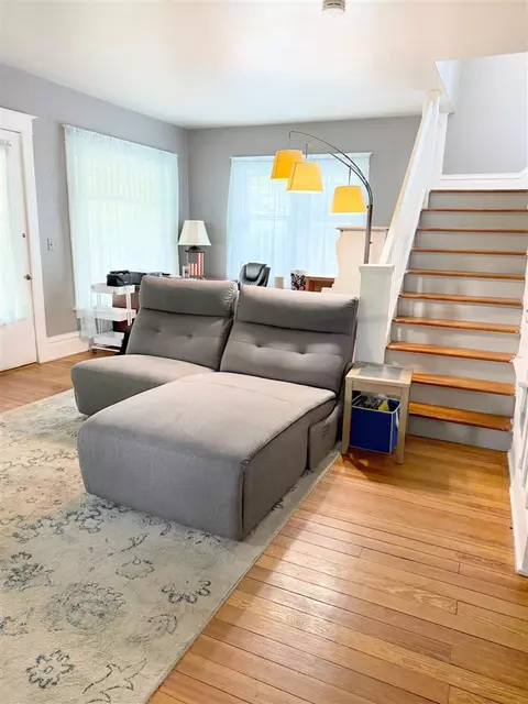 Living - 423 E Pr, Vicksburg, MI 49097 photo 2 of 5