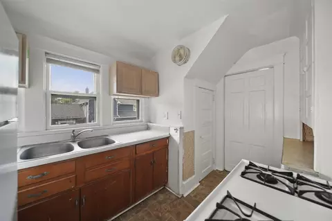 Kitchen - 1302 Lansing, Jackson, MI 49202 photo 4 of 5