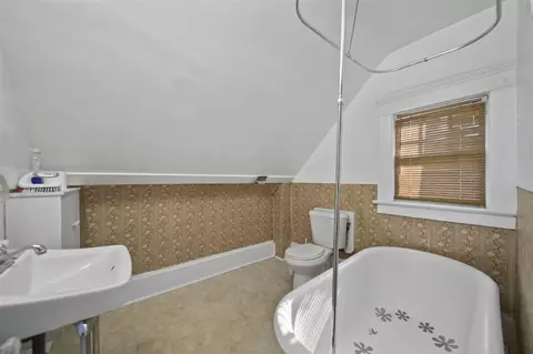Bath - 1302 Lansing, Jackson, MI 49202 photo 2 of 3