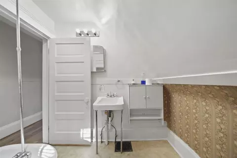 Bath - 1302 Lansing, Jackson, MI 49202 photo 3 of 3