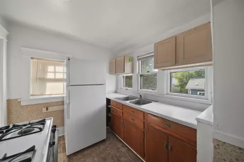 Kitchen - 1302 Lansing, Jackson, MI 49202 photo 5 of 5
