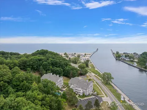 810 S S Hbr #20, Grand Haven, MI 49417
