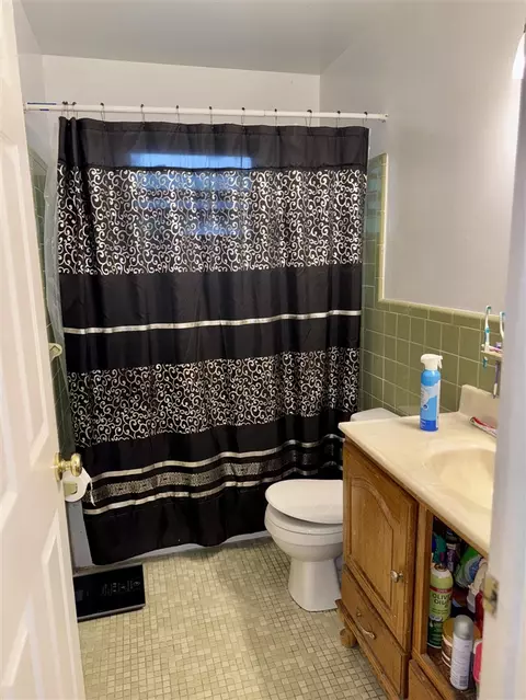 Bath - 34516 John, Wayne, MI 48184 photo 1 of 1