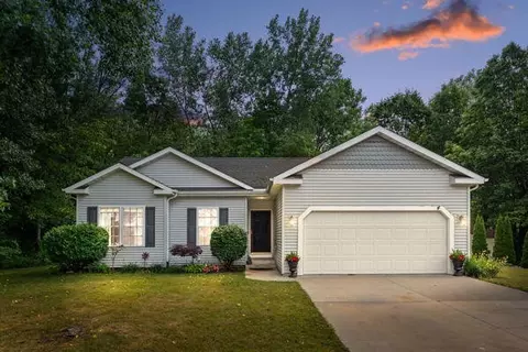 1413 Whispering Trl, Benton Harbor, MI 49022