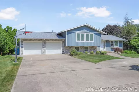 16093 Harbor Pt, Spring Lake, MI 49456