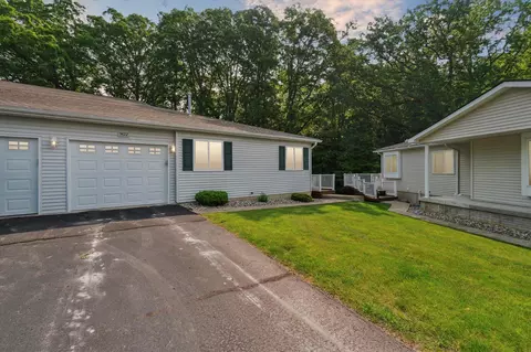 9422 Timber Rdg, Grand Blanc, MI 48439