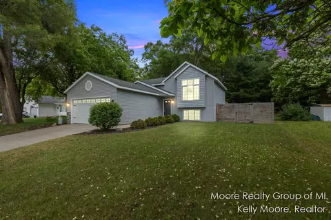 410 S Cedar, Greenville, MI 48838