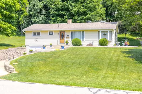 122 Pinecrest, Jonesville, MI 49250