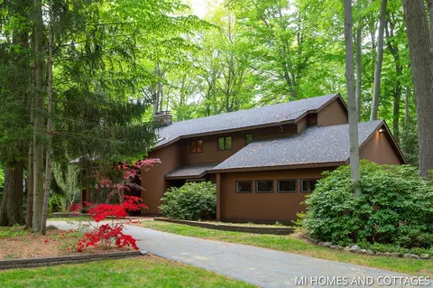 1220 Oakhampton, Holland, MI 49424