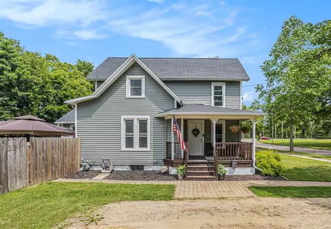 Exterior - 424 Fourth, Three Rivers, MI 49093 photo 4 of 10