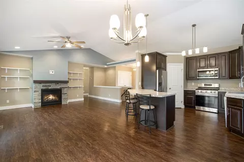 Living - 3912 Pine Crst, Jackson, MI 49203 photo 4 of 4