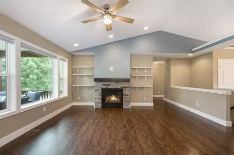Living - 3912 Pine Crst, Jackson, MI 49203 photo 3 of 4