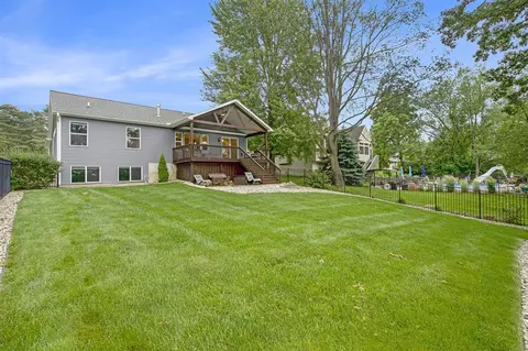Exterior - 3912 Pine Crst, Jackson, MI 49203 photo 4 of 6