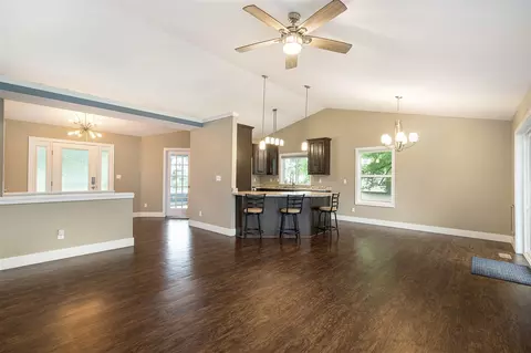 Living - 3912 Pine Crst, Jackson, MI 49203 photo 1 of 4