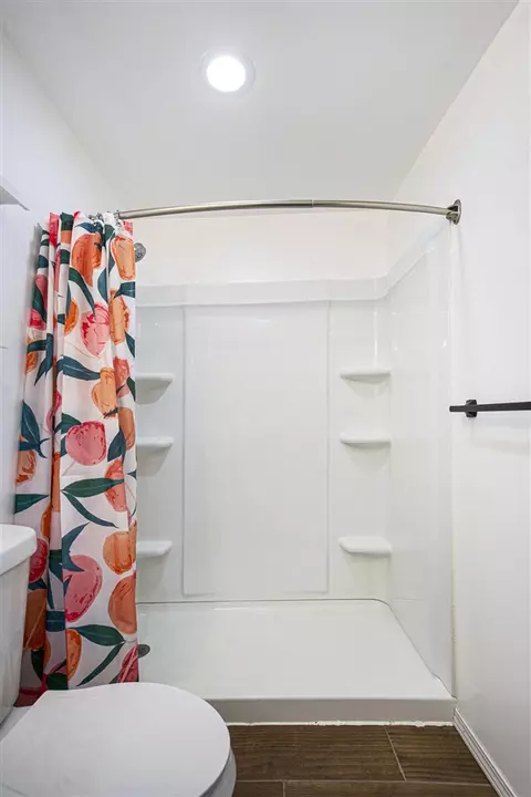 Bath - 3912 Pine Crst, Jackson, MI 49203 photo 7 of 7
