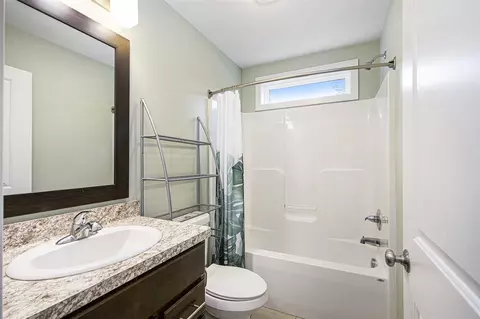 Bath - 3912 Pine Crst, Jackson, MI 49203 photo 2 of 7