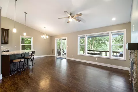 Living - 3912 Pine Crst, Jackson, MI 49203 photo 2 of 4