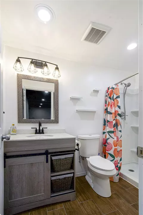 Bath - 3912 Pine Crst, Jackson, MI 49203 photo 6 of 7