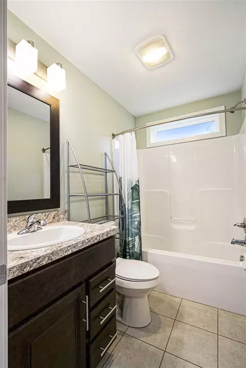Bath - 3912 Pine Crst, Jackson, MI 49203 photo 4 of 7