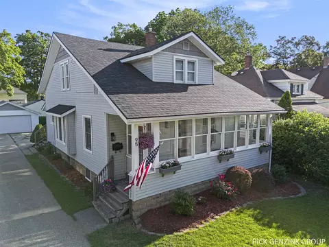 95 E 24th, Holland, MI 49423