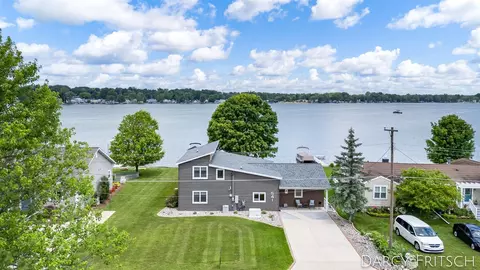 541 Eagle Pt, Lake Odessa, MI 48849