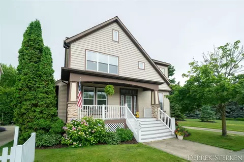 652 Cedar Sq, Holland, MI 49423