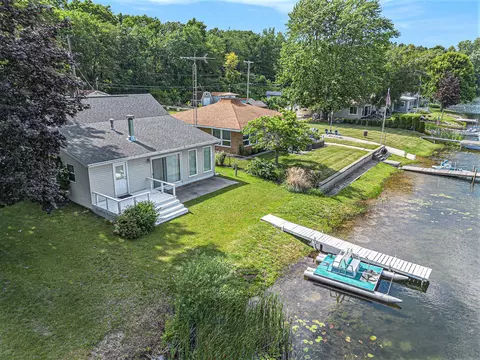 210 Oak Grv, Brooklyn, MI 49230