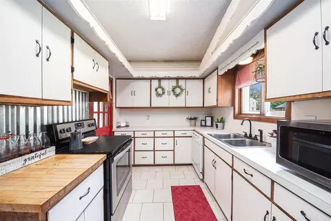 Kitchen - 307 Beech, Freeport, MI 49325 photo 2 of 4