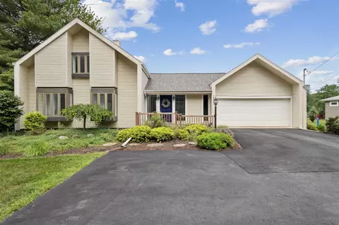 1981 Laraway Lk, Grand Rapids, MI 49546