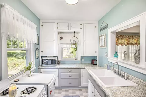 Kitchen - 618 Madison, Jackson, MI 49202 photo 1 of 2