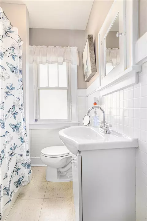 Bath - 618 Madison, Jackson, MI 49202 photo 1 of 1