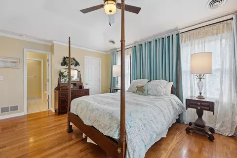 Bedroom - 7118 Browns Lk, Jackson, MI 49201 photo 2 of 12