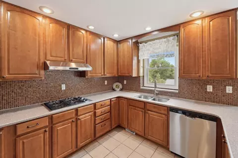 Kitchen - 7118 Browns Lk, Jackson, MI 49201 photo 2 of 6