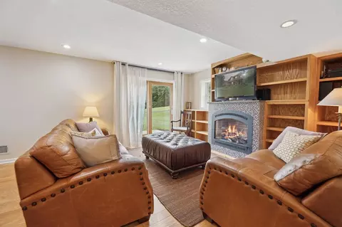 Living - 7118 Browns Lk, Jackson, MI 49201 photo 4 of 6