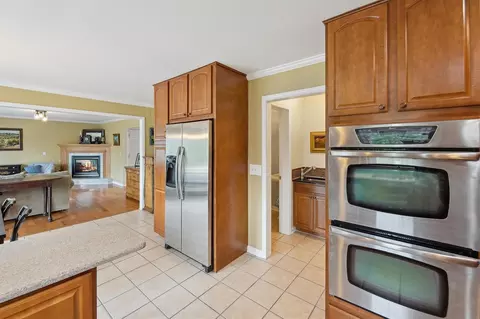 Kitchen - 7118 Browns Lk, Jackson, MI 49201 photo 4 of 6