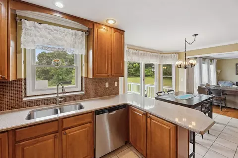 Kitchen - 7118 Browns Lk, Jackson, MI 49201 photo 5 of 6