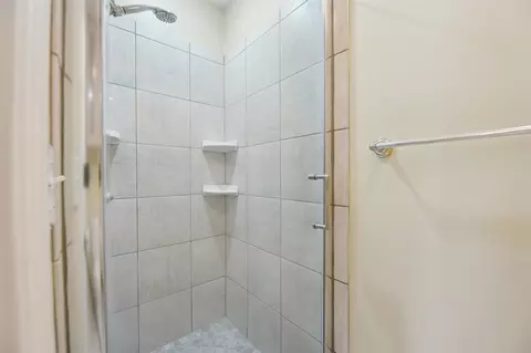 Bath - 7118 Browns Lk, Jackson, MI 49201 photo 2 of 7