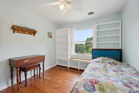 Bedroom - 7118 Browns Lk, Jackson, MI 49201 photo 6 of 12