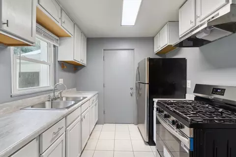 Kitchen - 500 Heyser, Jackson, MI 49203 photo 3 of 5
