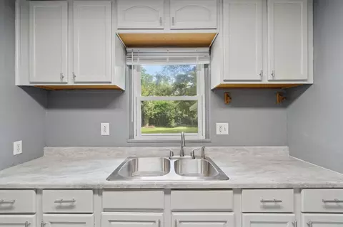 Kitchen - 500 Heyser, Jackson, MI 49203 photo 2 of 5