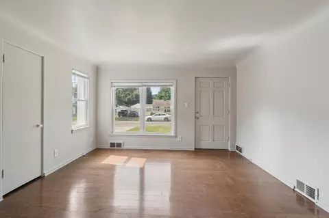 Living - 500 Heyser, Jackson, MI 49203 photo 3 of 6