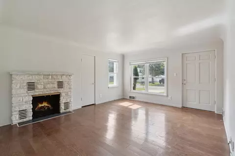 Living - 500 Heyser, Jackson, MI 49203 photo 2 of 6