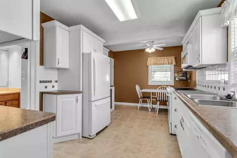 Kitchen - 715 Ellery, Jackson, MI 49202 photo 2 of 4