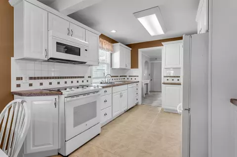 Kitchen - 715 Ellery, Jackson, MI 49202 photo 3 of 4